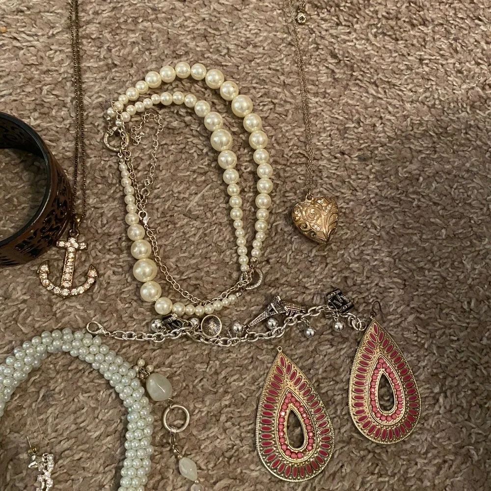 Jewelry Lot. Over 2Ibs. Wearable. Necklaces/Bracelets/Earrings/3 New Rings. - Picture 6 of 9